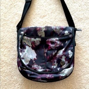 Crossbody bag with many pockets